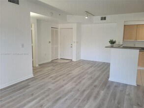 7910 N Nob Hill Rd in Tamarac, FL - Foto de edificio - Building Photo