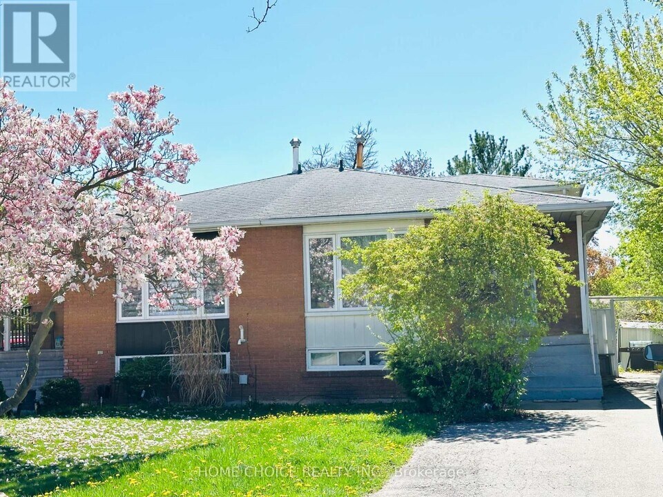 130 Earnscliffe Cir in Brampton, ON - Building Photo