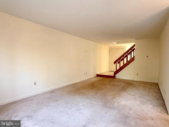 71 Oak Knoll Dr in Berwyn, PA - Building Photo - Building Photo