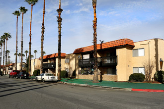 Hacienda Apartments in Hemet, CA - Foto de edificio - Building Photo