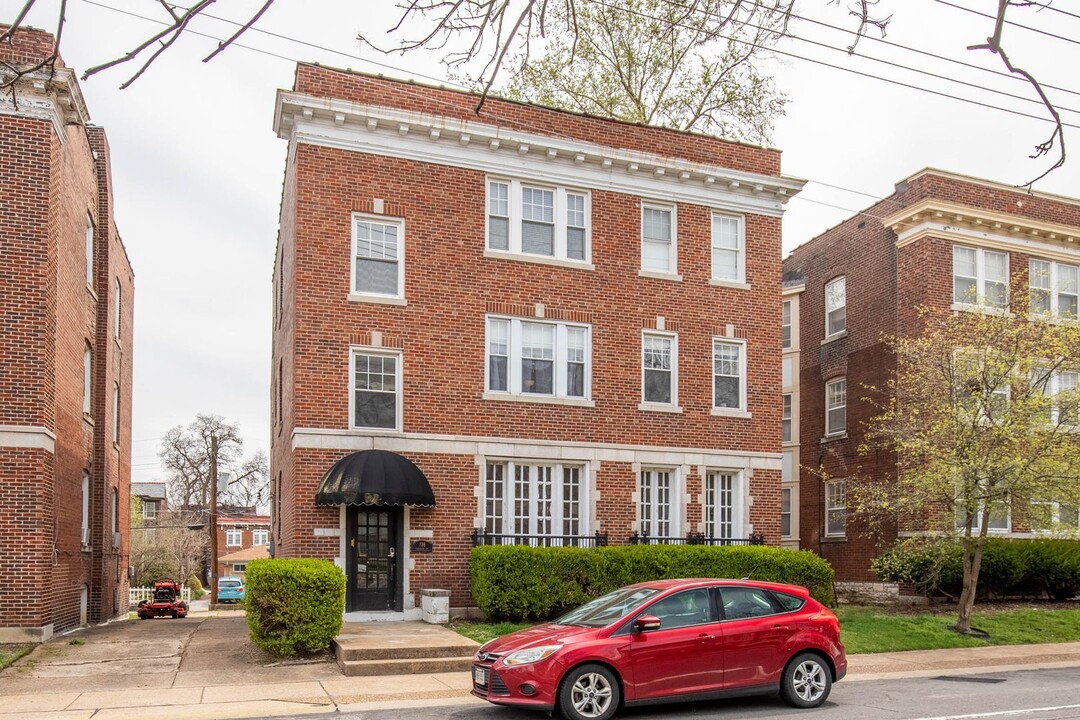 738 Kingsland Ave in University City, MO - Foto de edificio