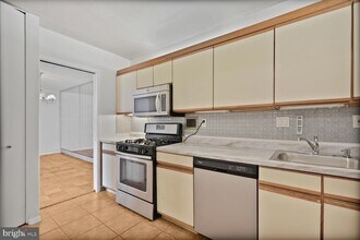 5500 Friendship Blvd, Unit 1826N in Chevy Chase, MD - Foto de edificio - Building Photo