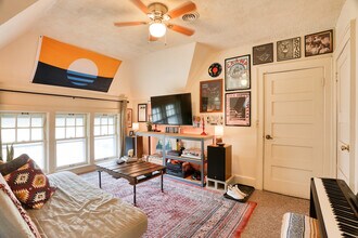 1927 E Locust St in Milwaukee, WI - Building Photo - Building Photo