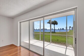 2936 Lake Shore Dr in West Palm Beach, FL - Building Photo - Building Photo