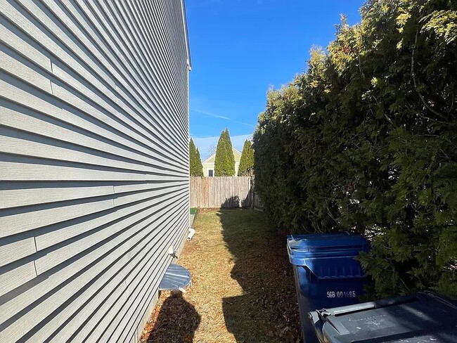 9 Gillan Ave, Unit 9 Gillan Ave in Warwick, RI - Building Photo - Building Photo