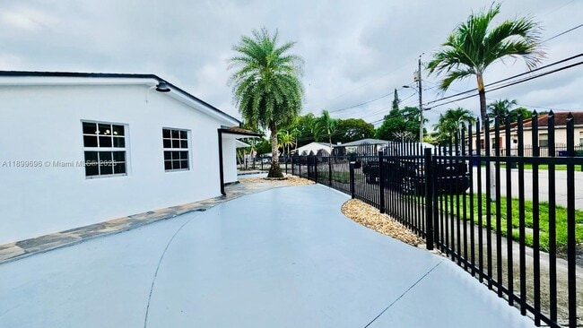 3182 SW 25th Ter in Miami, FL - Building Photo - Building Photo