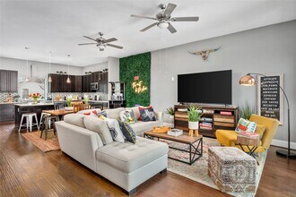 2104 Webster St in Houston, TX - Building Photo - Building Photo