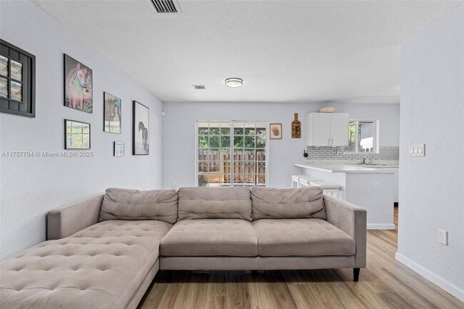 582 SW 2nd Pl in Homestead, FL - Foto de edificio - Building Photo