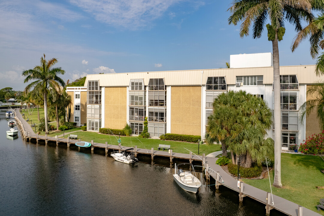 River Shores in Oakland Park, FL - Building Photo