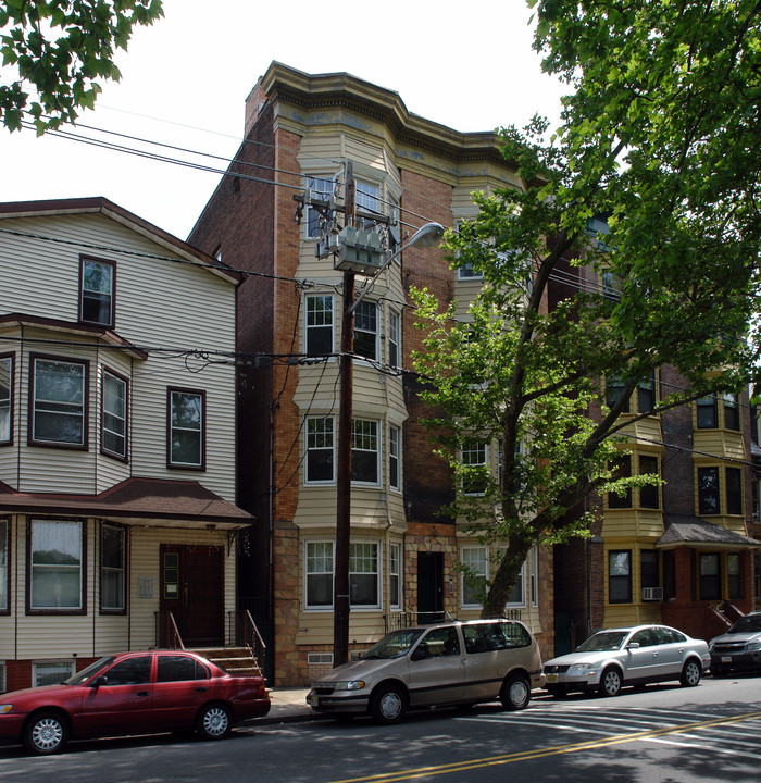 335 Walnut St in Newark, NJ - Building Photo