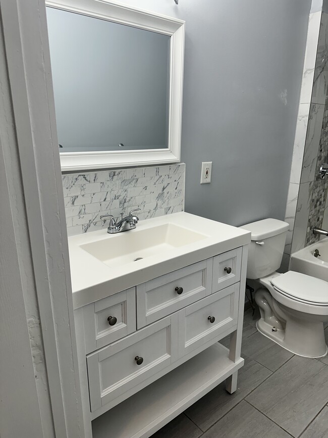 16 Sabra St, Unit Raisa in Cranston, RI - Building Photo - Building Photo