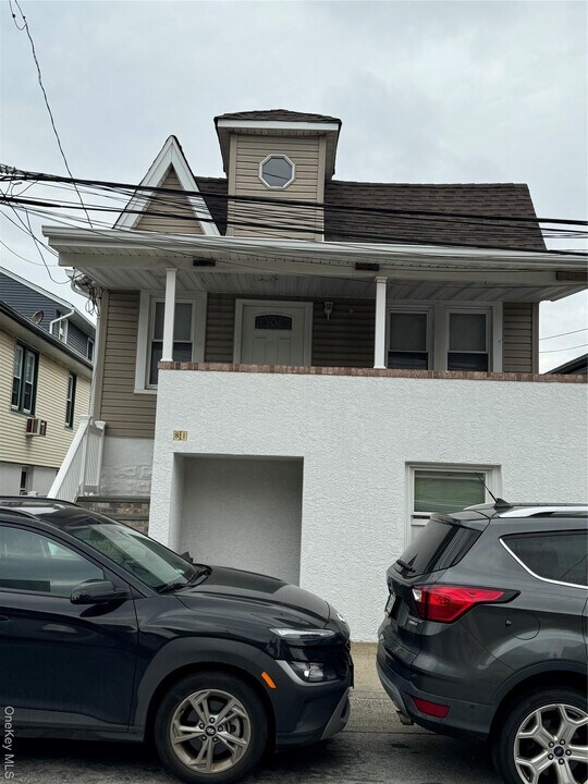 81 Brookline Ave in East Atlantic Beach, NY - Building Photo