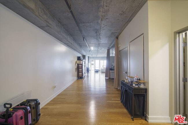 645 W 9th St in Los Angeles, CA - Building Photo - Building Photo