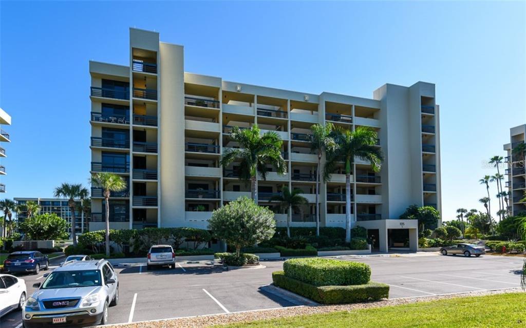 1125 Gulf of Mexico Dr in Longboat Key, FL - Foto de edificio