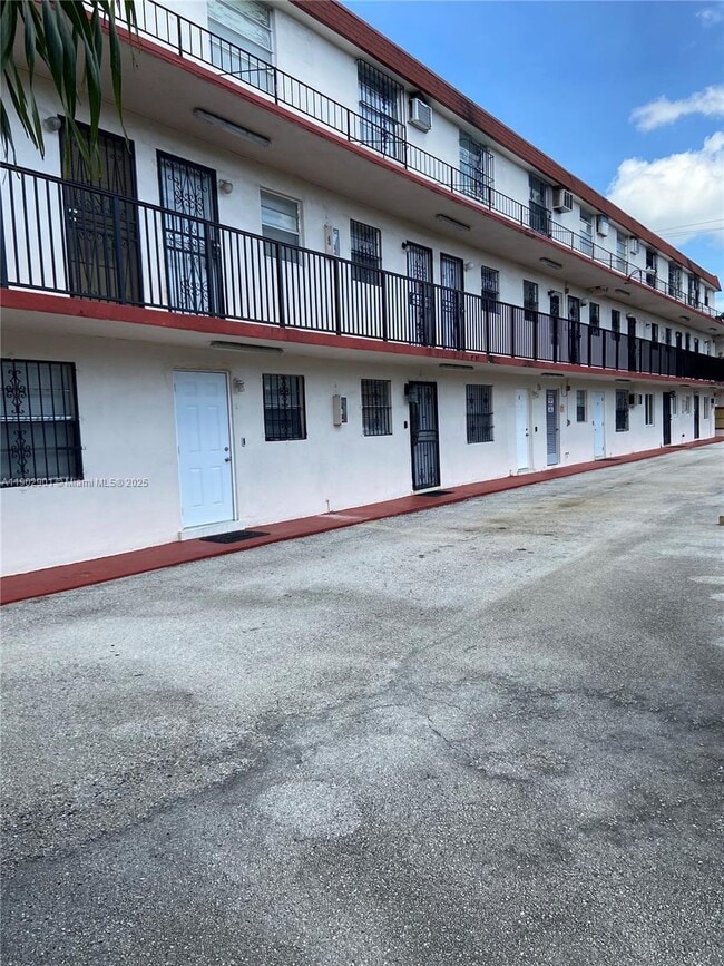 1000 W 28th St in Hialeah, FL - Building Photo - Building Photo