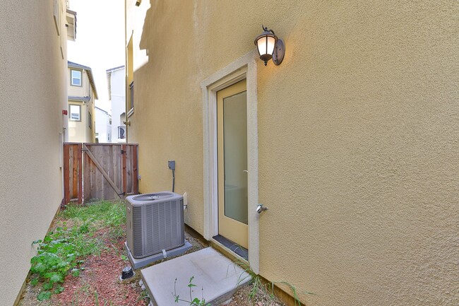 24156 Amaranth Loop in Hayward, CA - Building Photo - Building Photo