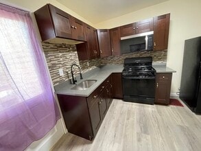 5548 Avondale Pl, Unit 1st floor unit in Pittsburgh, PA - Building Photo - Building Photo