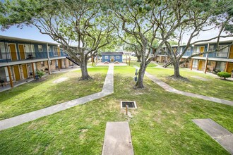 1305 Memorial Dr in Baytown, TX - Building Photo - Building Photo