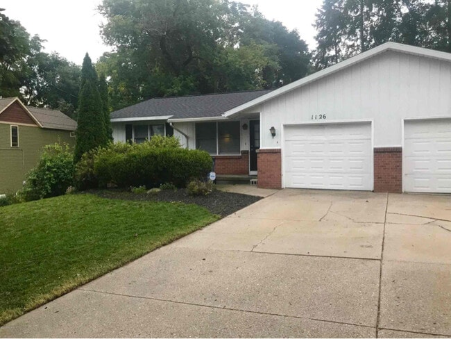 1126 Lyon St NE in Grand Rapids, MI - Building Photo - Building Photo