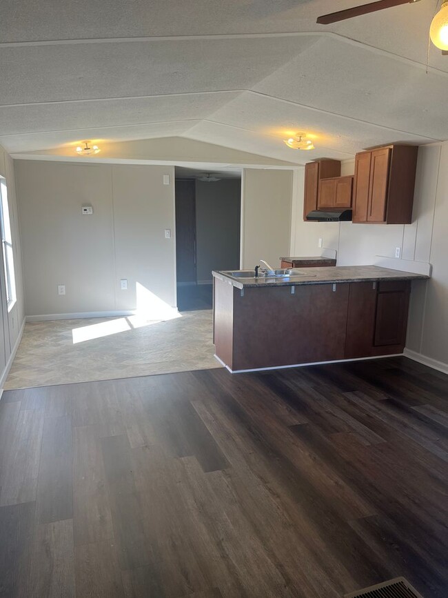 1241 W Georgia Rd in Woodruff, SC - Building Photo - Building Photo