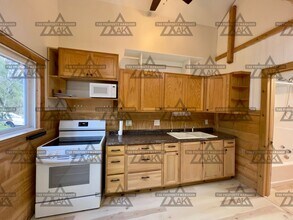 410 Gilbert Dr in Fairbanks, AK - Foto de edificio - Building Photo