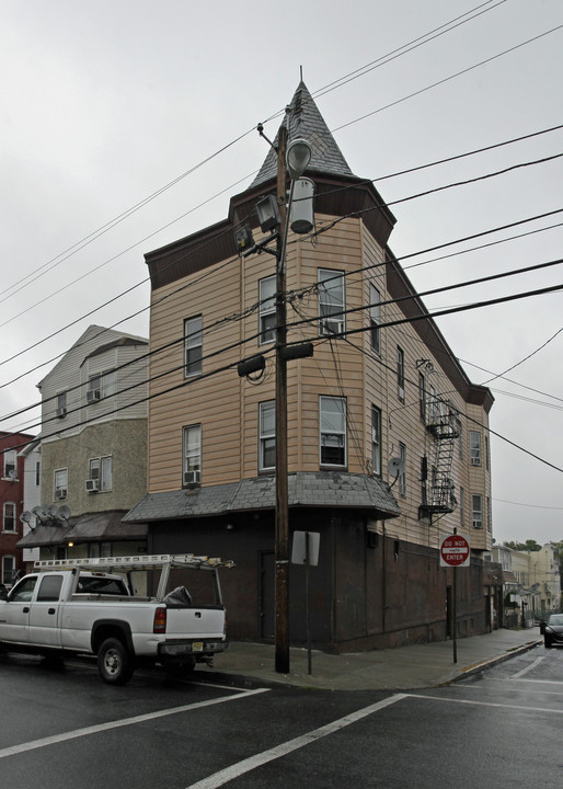 82 Hamilton Ave in Passaic, NJ - Building Photo