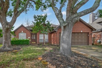 1111 Summer Brook Ct in Sugar Land, TX - Building Photo - Building Photo