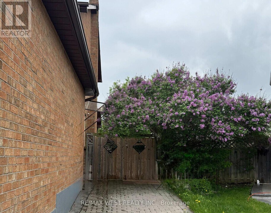 10 Pagehurst Ct in Richmond Hill, ON - Building Photo