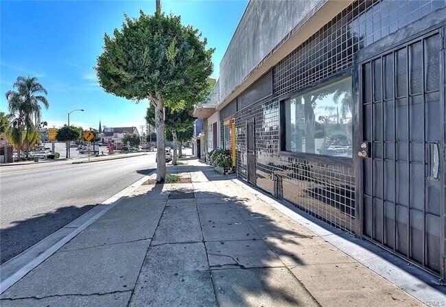 1135 N La Brea Ave in Inglewood, CA - Building Photo - Building Photo