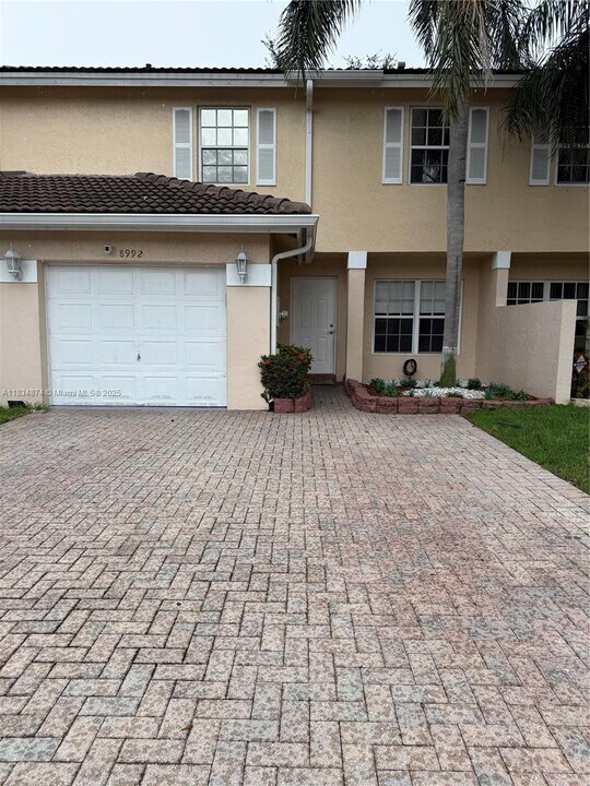 8992 NW 53rd St in Sunrise, FL - Building Photo