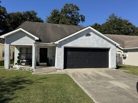 11065 Oakcrest Dr in D'Iberville, MS - Building Photo