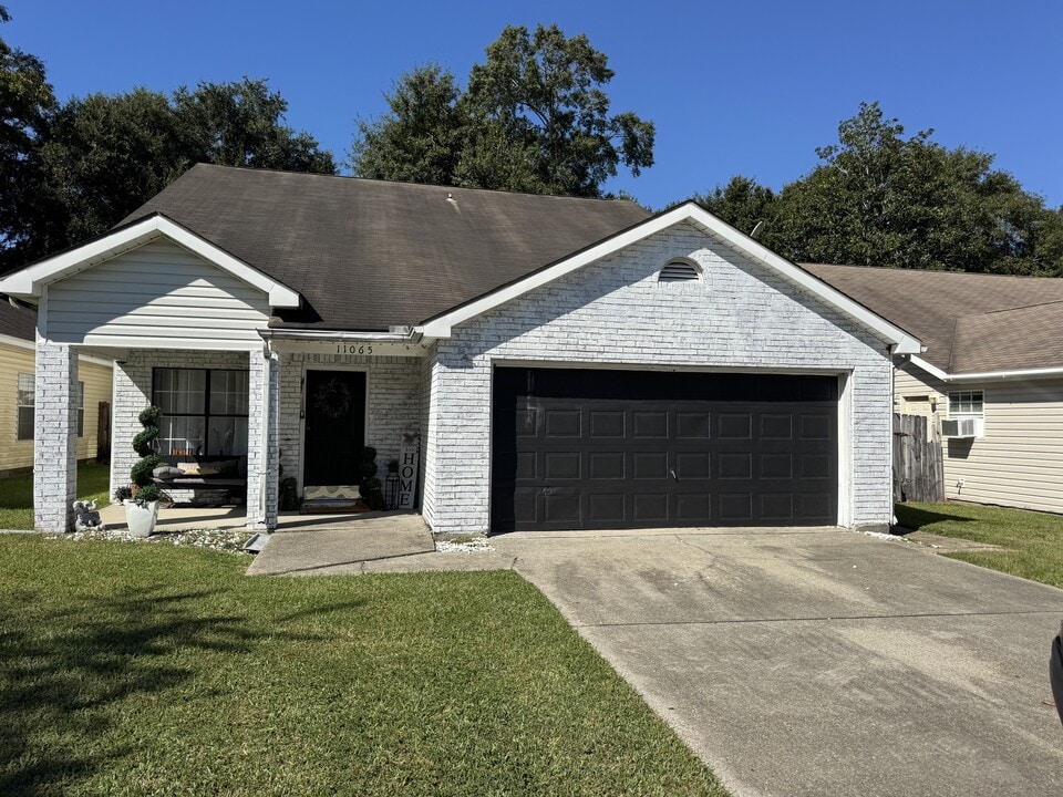 11065 Oakcrest Dr in D'Iberville, MS - Building Photo