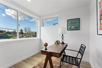 5712 Roosevelt Way NE in Seattle, WA - Foto de edificio - Building Photo