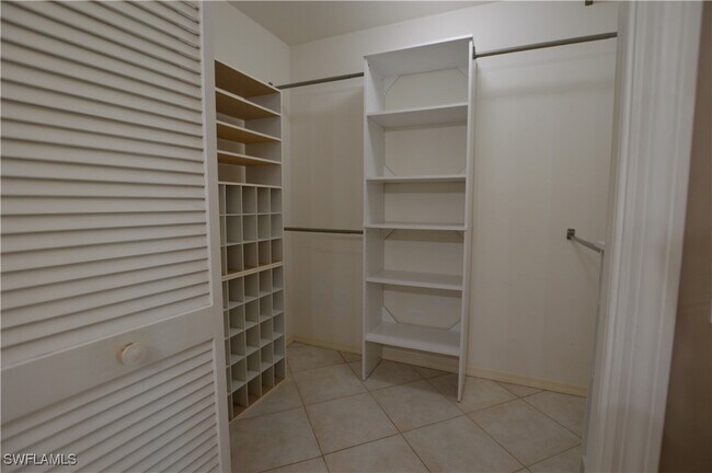 214 Palmetto Dunes Cir in Naples, FL - Foto de edificio - Building Photo