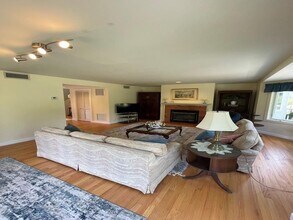 15 Hammersmith Rd in Newport, RI - Foto de edificio - Building Photo