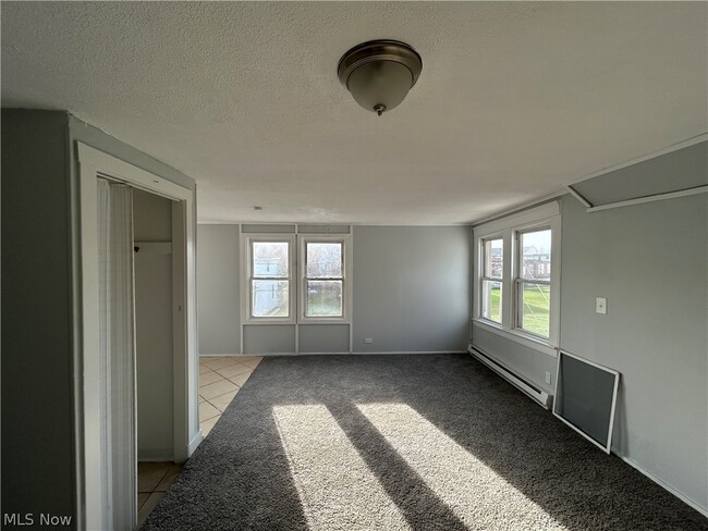 1563 W 102nd St-Unit -up in Cleveland, OH - Foto de edificio - Building Photo