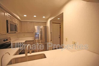 2201 W Union Hills Dr in Phoenix, AZ - Building Photo - Building Photo