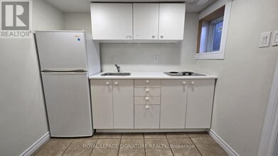 3661 Lake Shore Blvd W in Toronto, ON - Building Photo - Building Photo