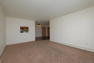 East River Apartment Community in Moorhead, MN - Building Photo - Building Photo