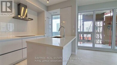 2221 Yonge St in Toronto, ON - Building Photo - Building Photo