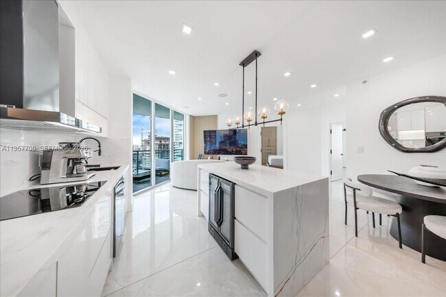 350 S Miami Ave in Miami, FL - Foto de edificio - Building Photo