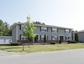 7-15 Manor Dr in Queensbury, NY - Foto de edificio - Building Photo