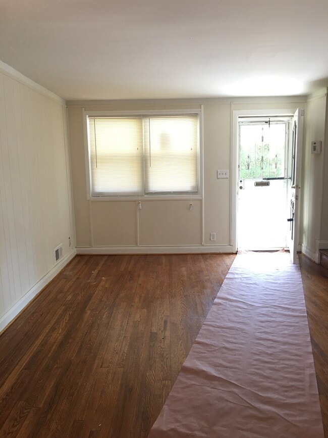 1216 N Augusta Ave in Baltimore, MD - Foto de edificio - Building Photo