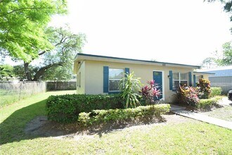 520 Oakland Rd in Auburndale, FL - Foto de edificio - Building Photo