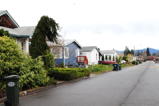 The Meadow on Pitney Pond in Junction City, OR - Building Photo - Building Photo