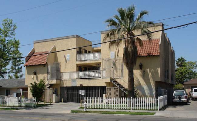 Flower Street Apartments in Santa Ana, CA - Foto de edificio - Building Photo