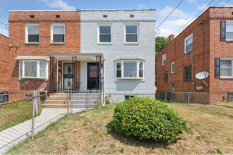 808 Xenia St SE in Washington, DC - Building Photo - Building Photo