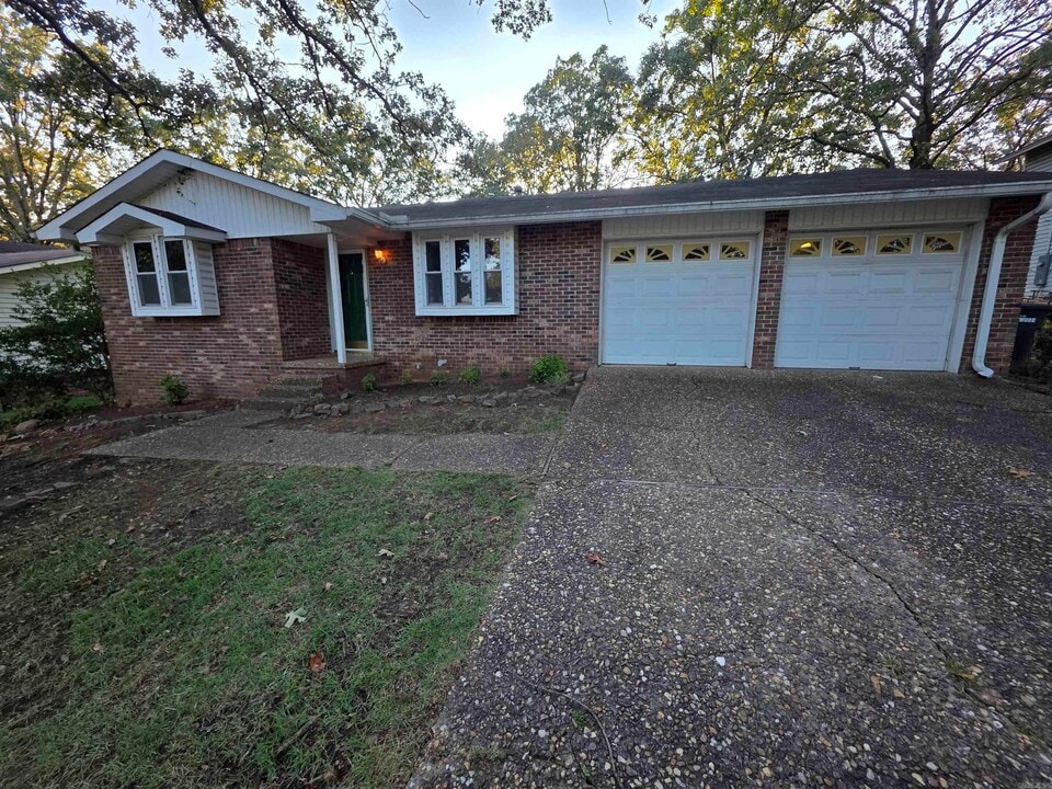 8303 Pennwood Dr in Sherwood, AR - Building Photo