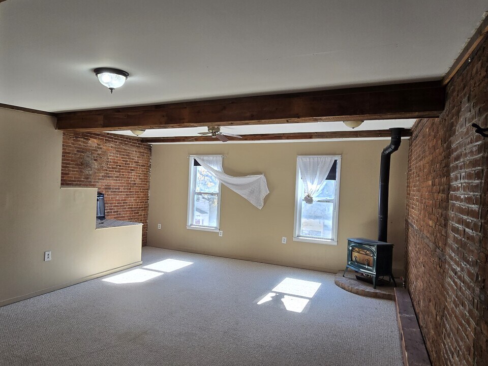 14 College St in Clinton, NY - Building Photo