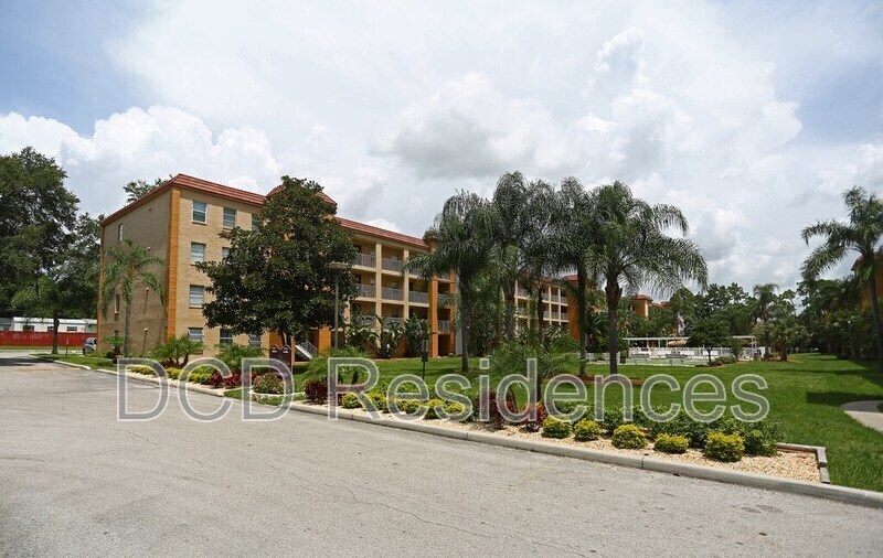 1015 Griffin Rd in Lakeland, FL - Building Photo